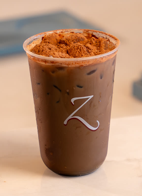 Z Einspanner Hojicha, an iced roasted matcha dusted with cocoa powder